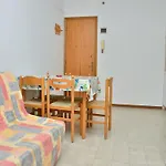 Cozy With Private Garden Near The דירה