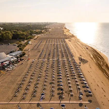 Διαμέρισμα Cozy With Private Garden Near The