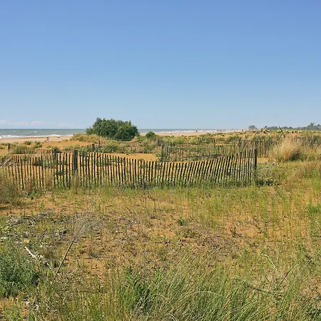 Cozy With Private Garden Near The