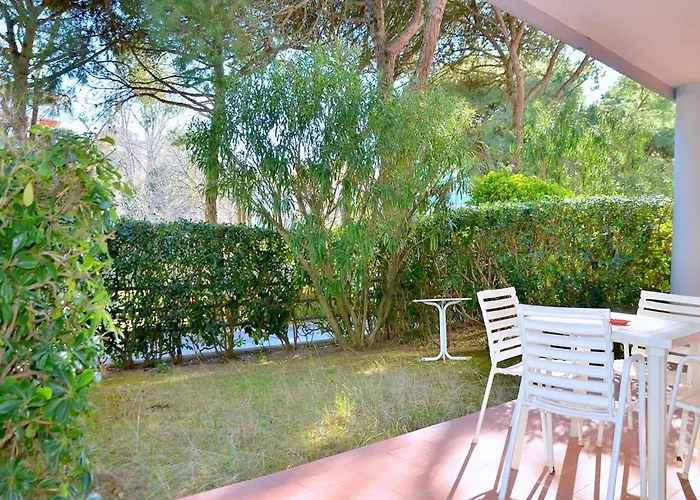 Cozy With Private Garden Near The