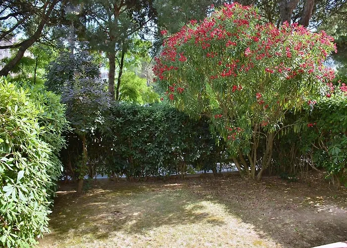 Cozy With Private Garden Near The