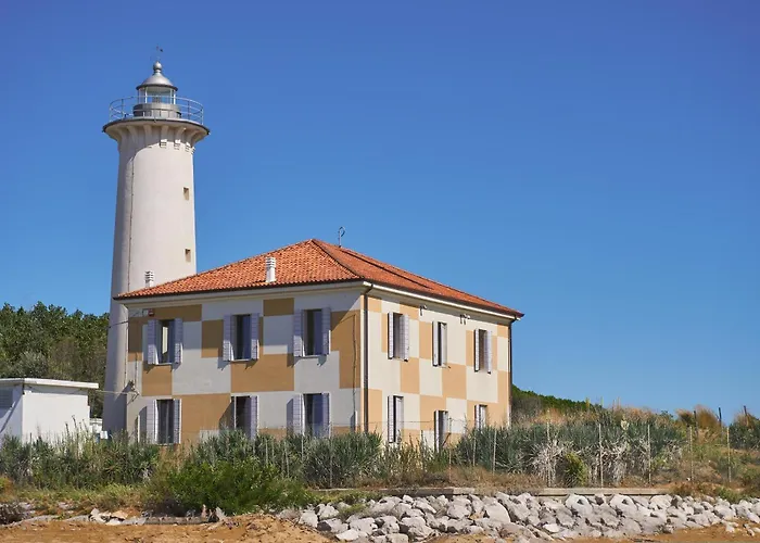 Cozy With Private Garden Near The