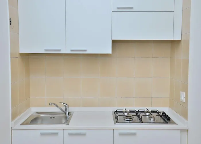 Cozy With Private Garden Near The Appartamento